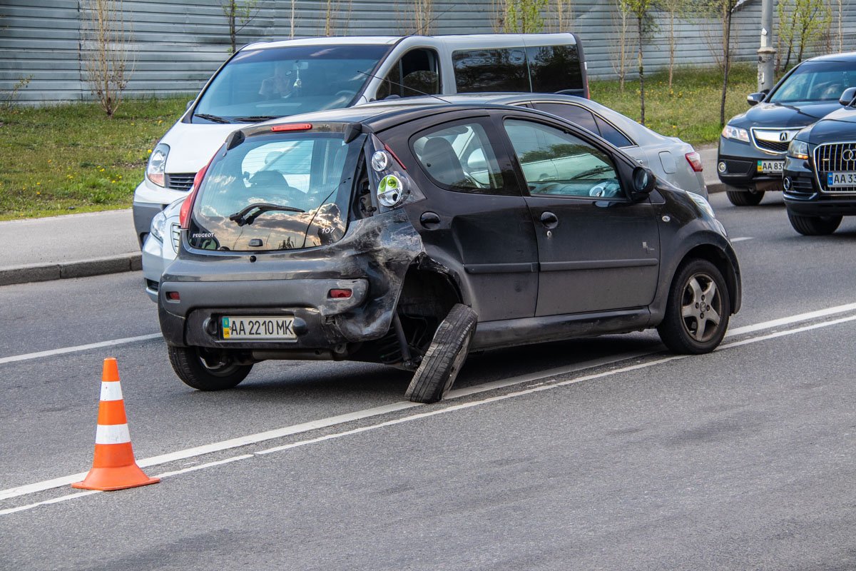 От удара Peugeot проехал еще несколько метров и остановился на встречной полосе От удара Peugeot проехал еще несколько метров и остановился на встречной полосе