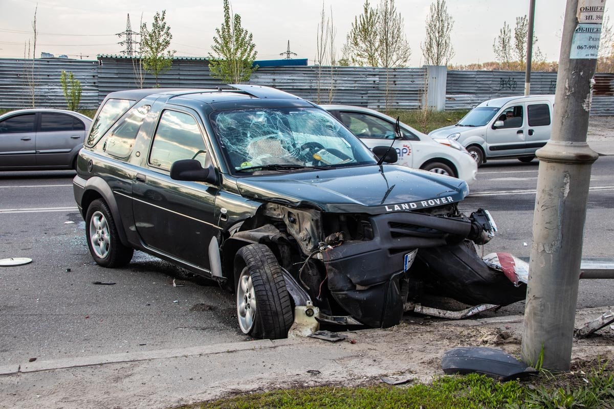 У Land Rover разбита вся передняя часть и лобовое стекло У Land Rover разбита вся передняя часть и лобовое стекло