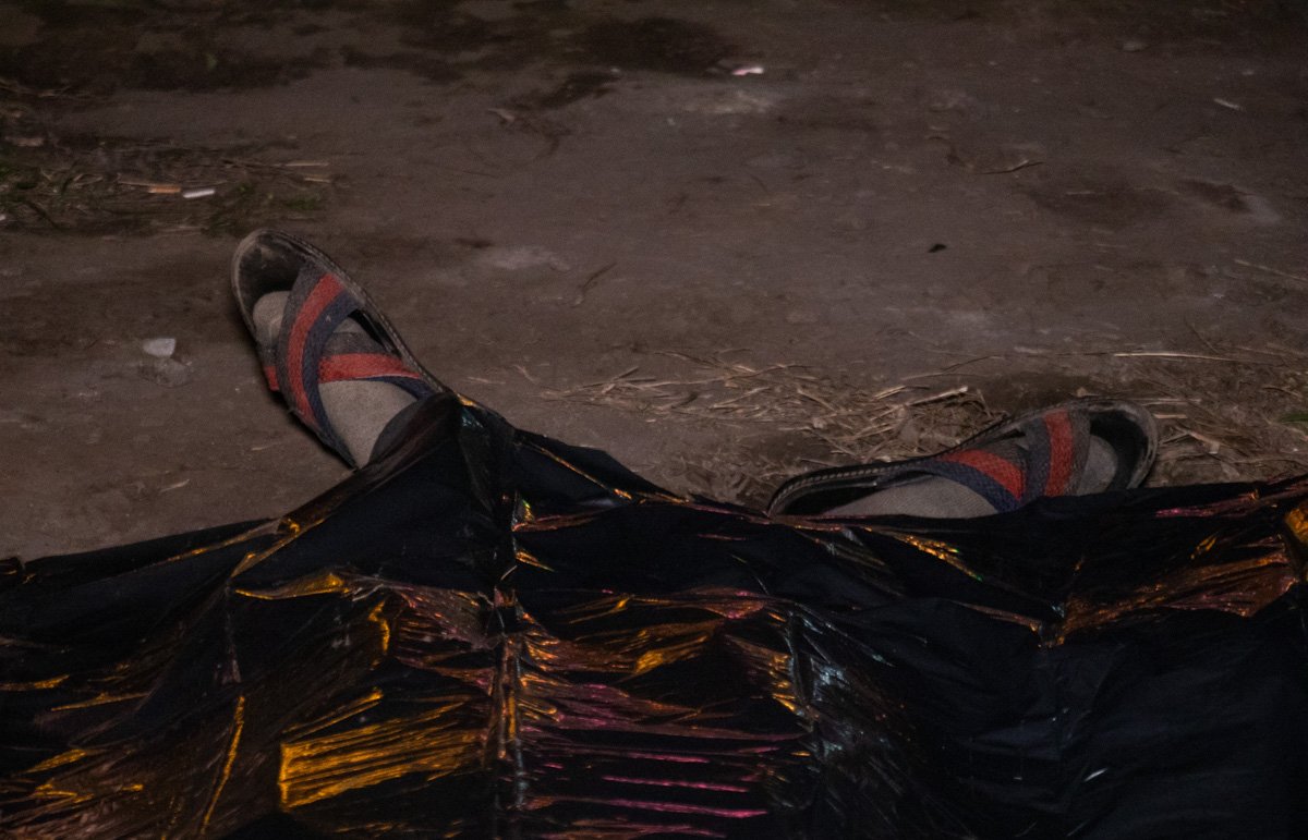 На лице мужчины и возле головы были множественные следы крови