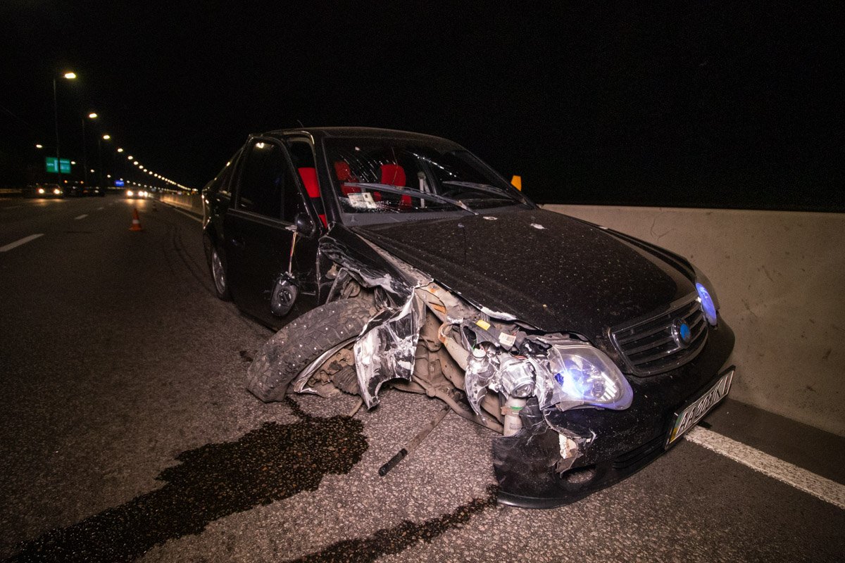 Автомобиль Geely врезался в Subaru и остановился в отбойнике