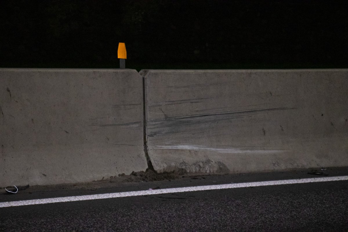 Изначально "китаец" зацепил отбойник и врезался в Forester