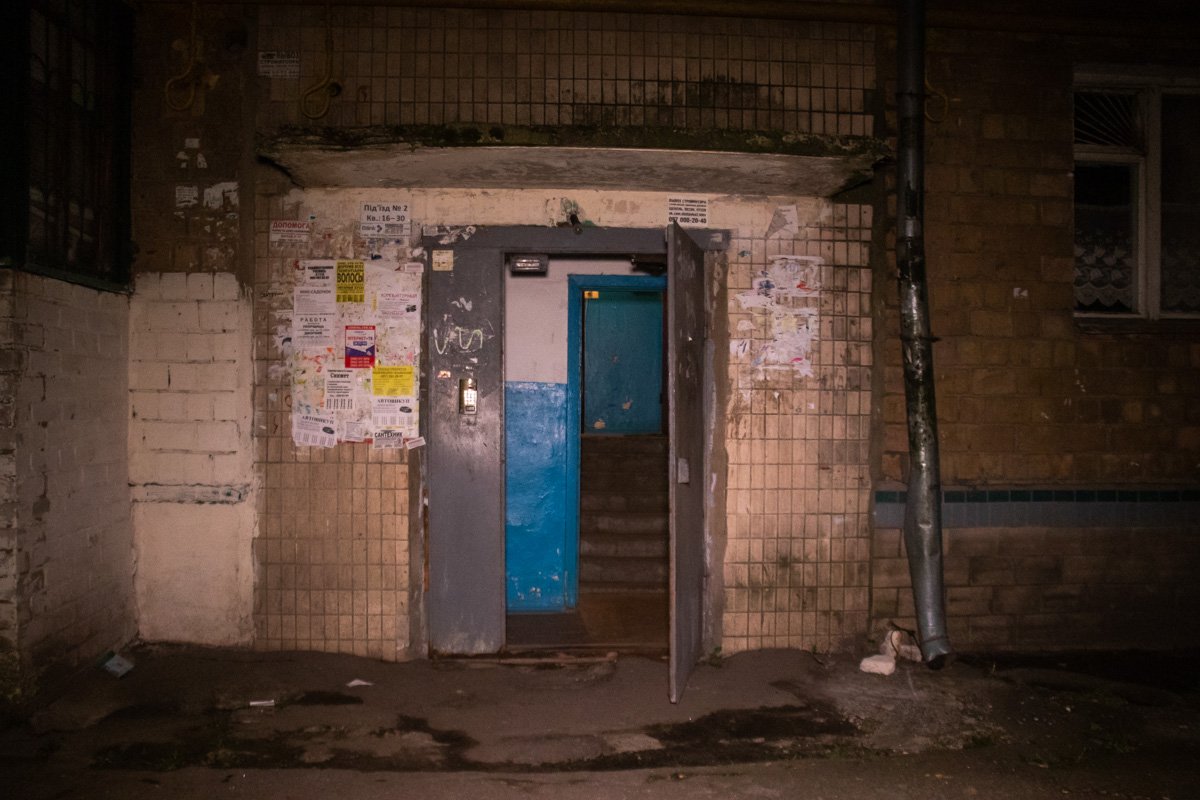 В Святошинском районе Киева по адресу улица Семьи Сосниных, 8 мужчину ударили ножом в грудь В Святошинском районе Киева по адресу улица Семьи Сосниных, 8 мужчину ударили ножом в грудь