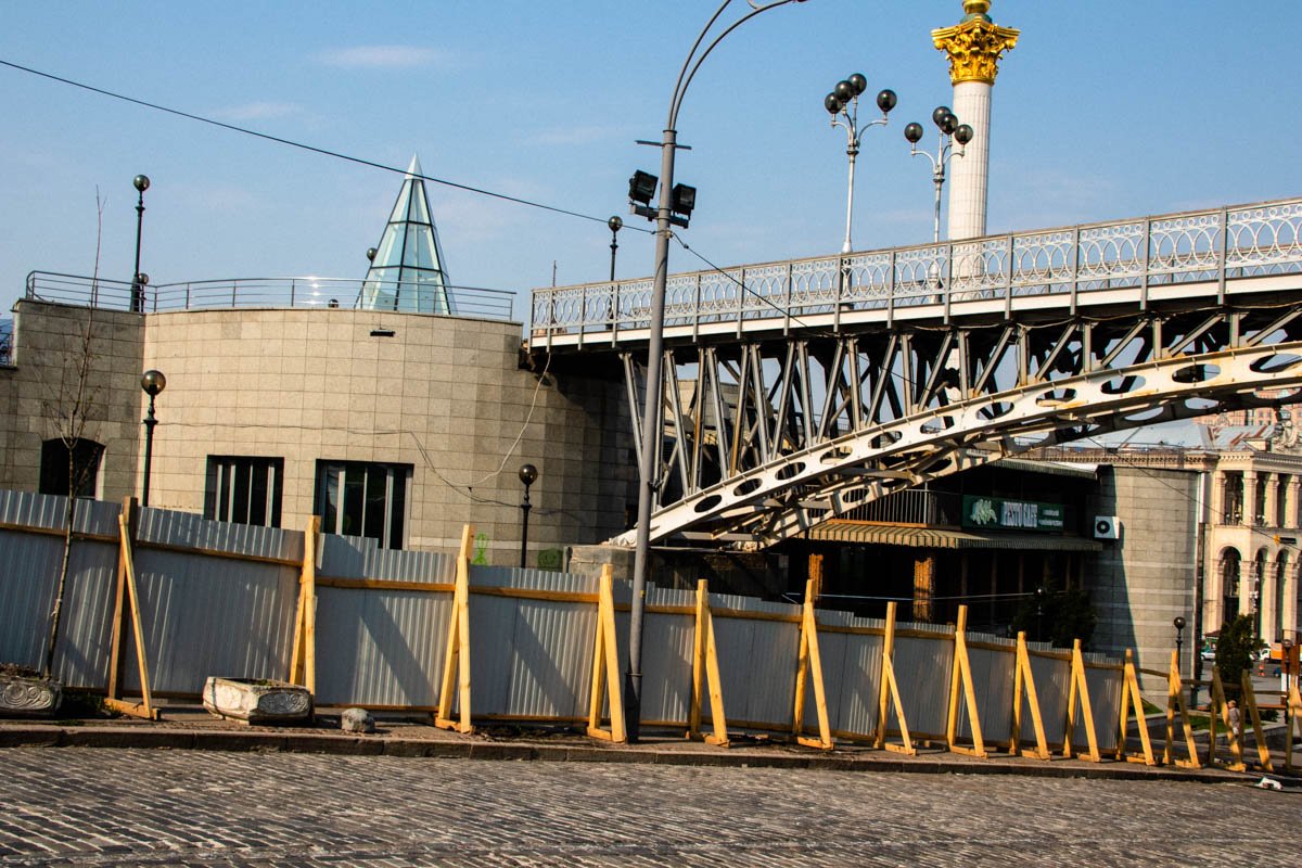 Вдоль тротуара установили строительный забор