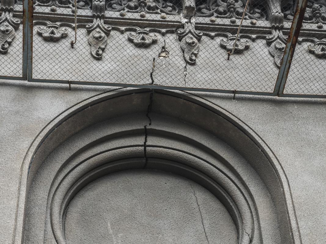 Фасад здания во многих местах пошел трещинами 