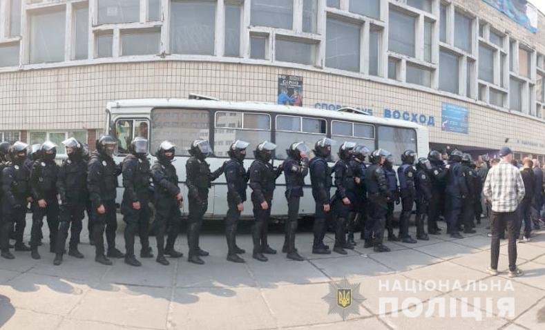 Полиция освободила помещение и задержала 60 человек