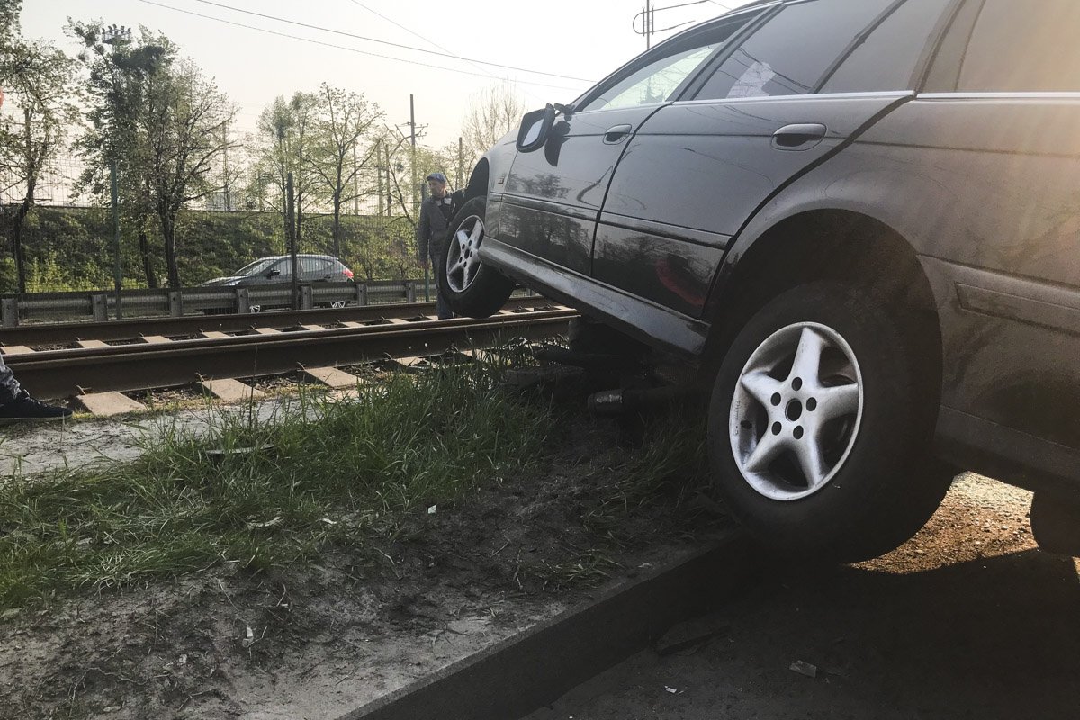 Предварительно, автомобиль наехал на яму и потерял сцепление с дорогой