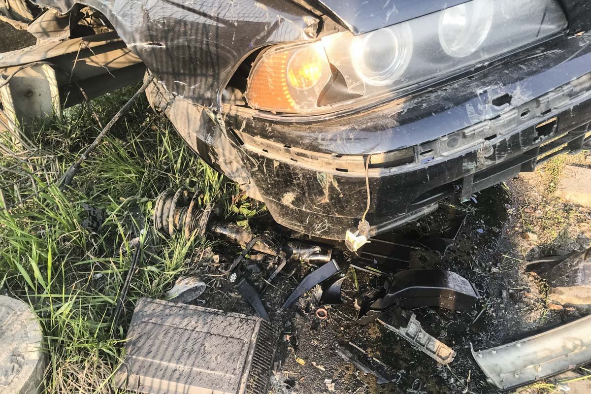 Водителя и пассажира забрала скорая помощь. Обстоятельства ДТП устанавливаются