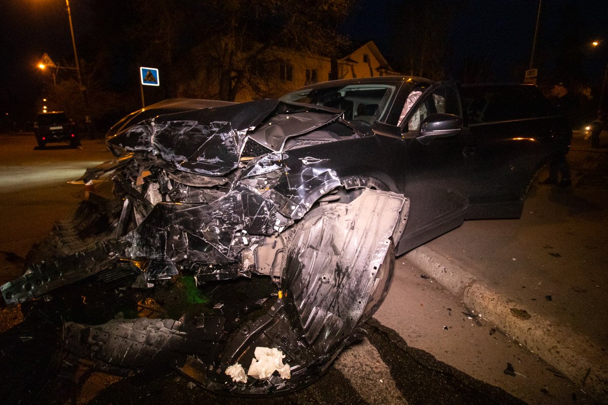На перекрестке улицы Волго-Донской и переулка Игоря Качуровского столкнулись Mazda и Volkswagen