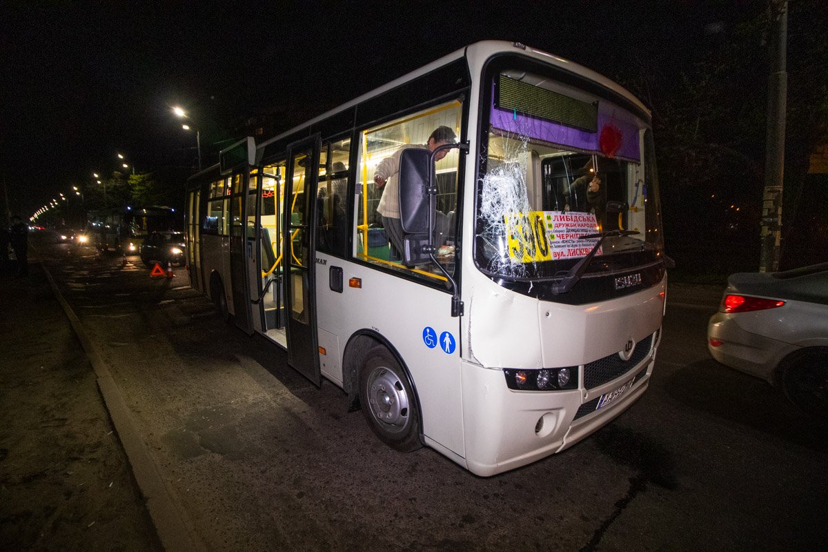На перекрестке улиц Николая Закревского и Сержа Лифаря (бывшая Сабурова) маршрутка №590 сбила мужчину