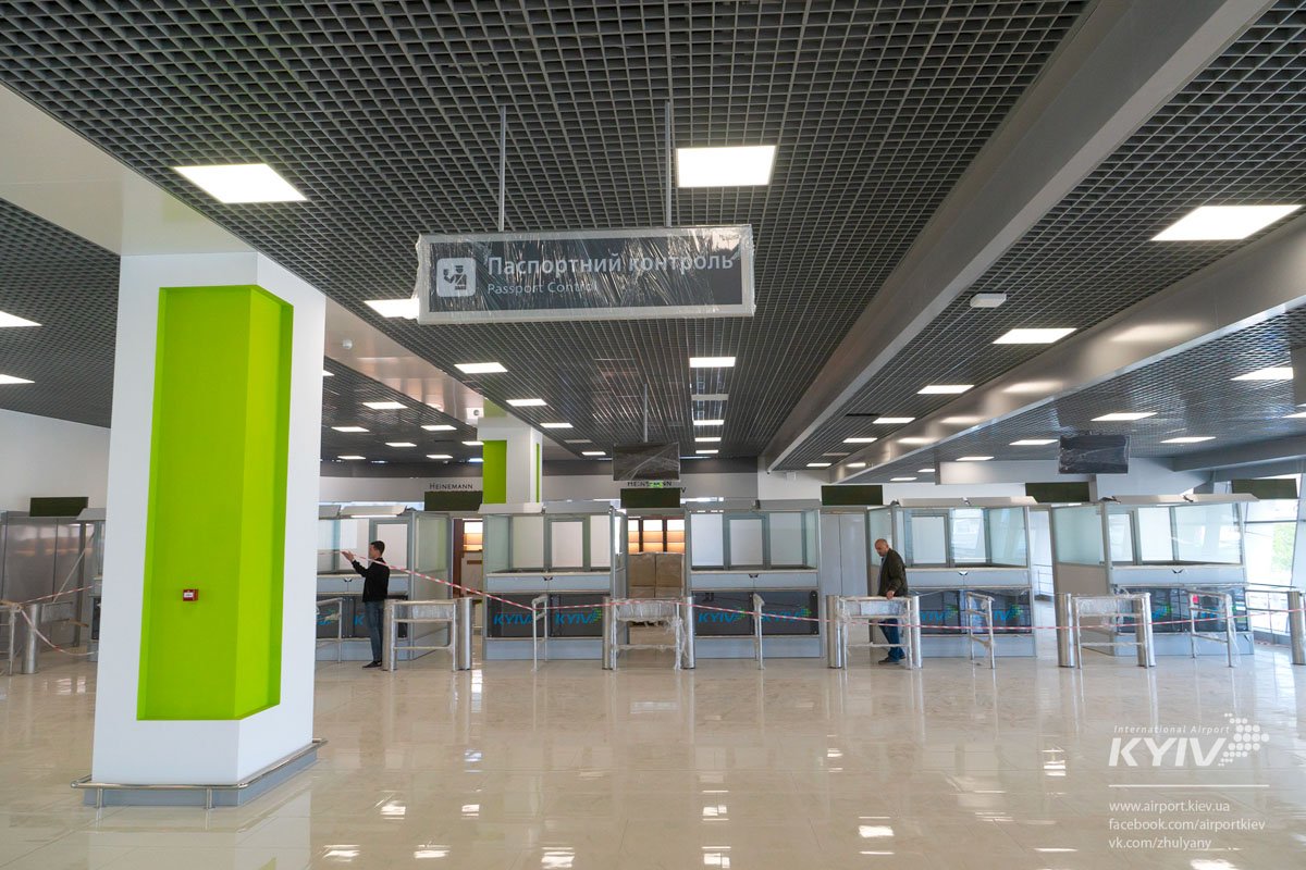 Аэропорт - это первое, что видит турист, который прилетел в страну. Нужно не упасть лицом в грязь :)