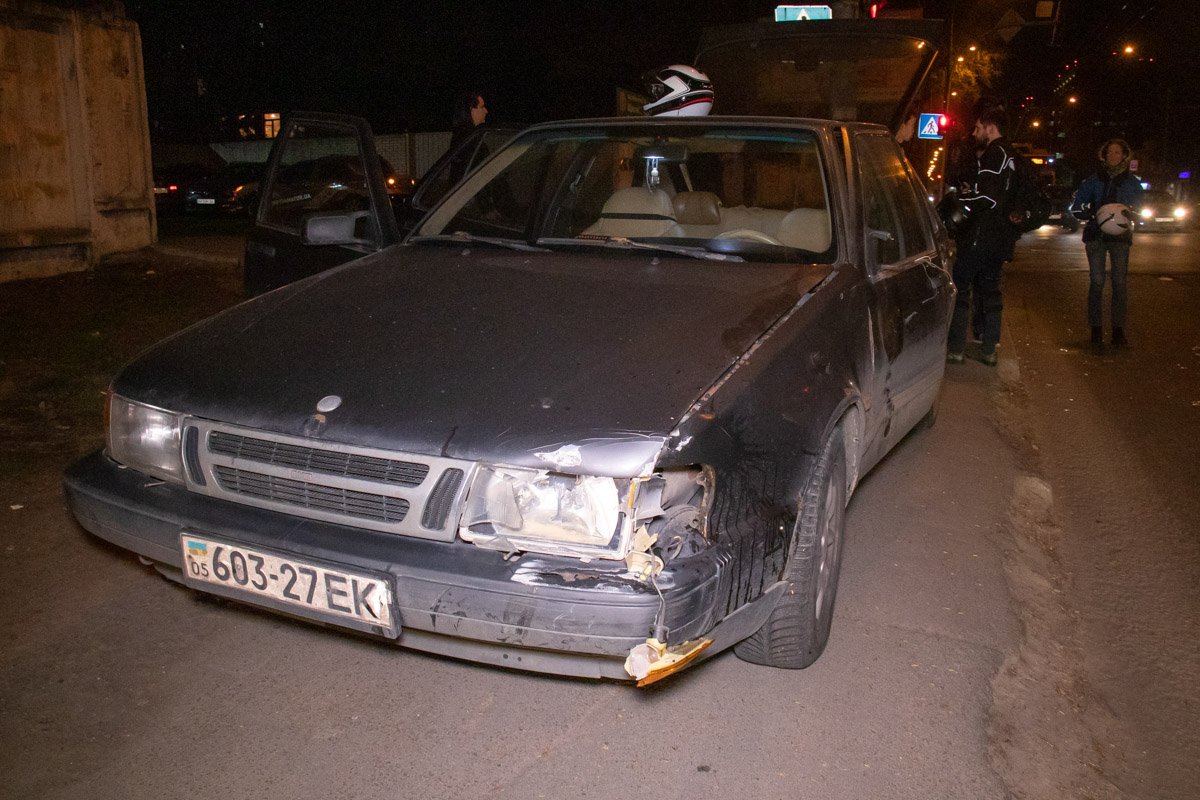 На перекрестке улиц Михаила Максимовича и переулка Охтырского столкнулись Saab 9000 и мотоцикл Honda