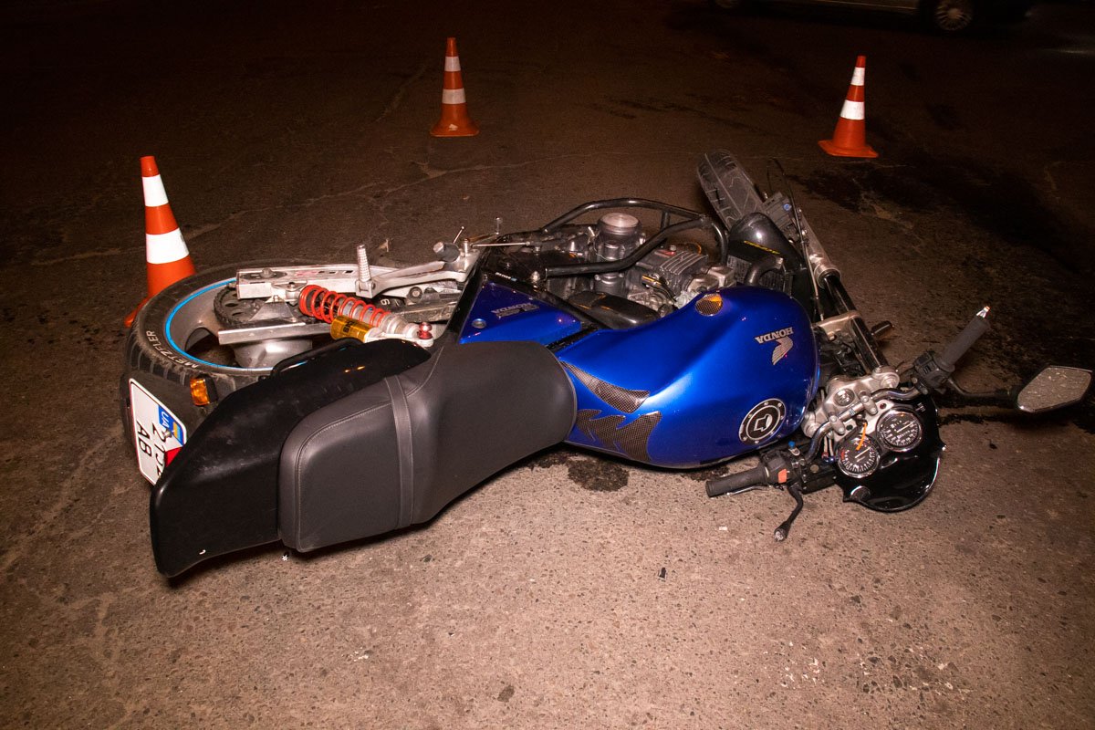 Предварительно, мотоцикл поворачивал налево