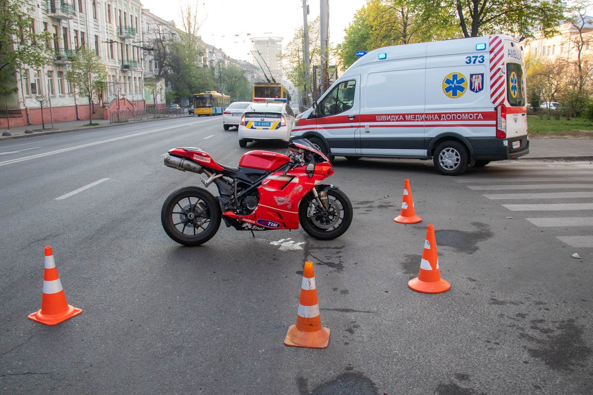 Автомобиль Skoda зацепил мотоцикл Ducatti