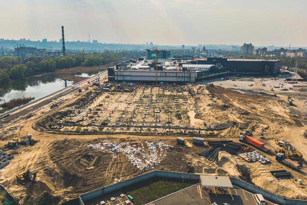 Но также эта окрестность стала "лакомым кусочком" для застройщиков новых торговых центров