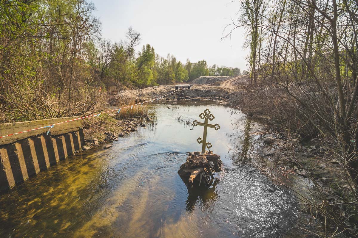 20 апреля непосредственно в реке установили освященный крест, чтобы сохранить ее от очередной попытки заключить в бетон и закопать под землю