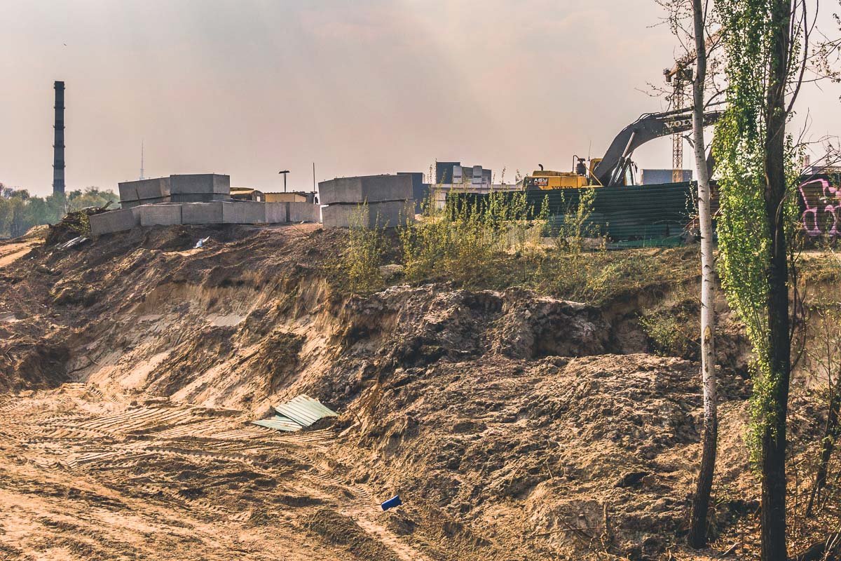 Также активисты пришли к договоренности с застройщиками прекратить работы по возведению ТЦ и демонтировать бетонный коллектор