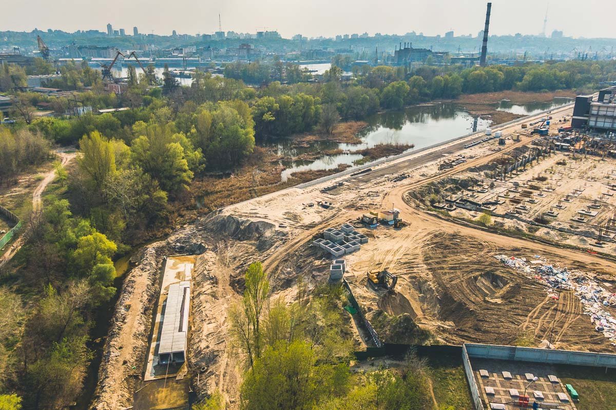 Неравнодушные граждане вели прямые переговоры с подрядчиком и якобы достигли компромисс - искать решение прокладки дороги по эстакаде, не затрагивая территорию реки