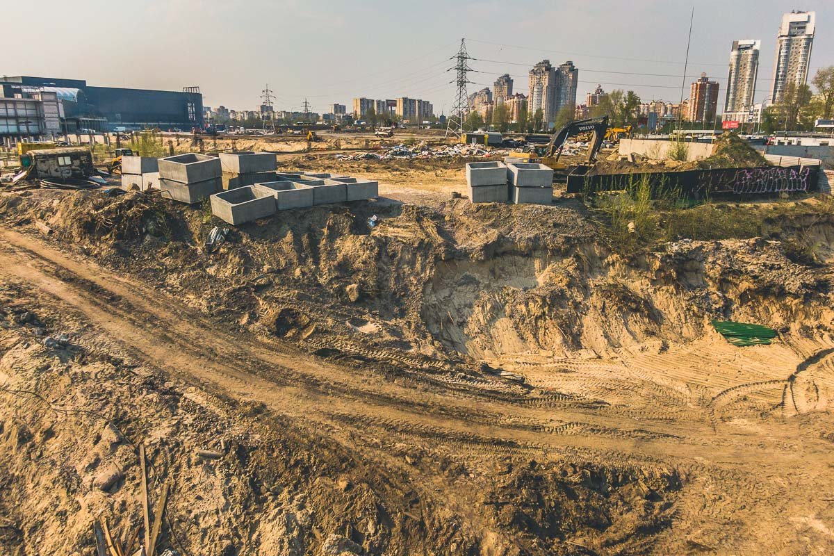 Кроме того, депутат утверждает, что данные действия со стороны застройщика незаконны, а в Киевсовете утверждали, что над остатками русла реки обустроят парк