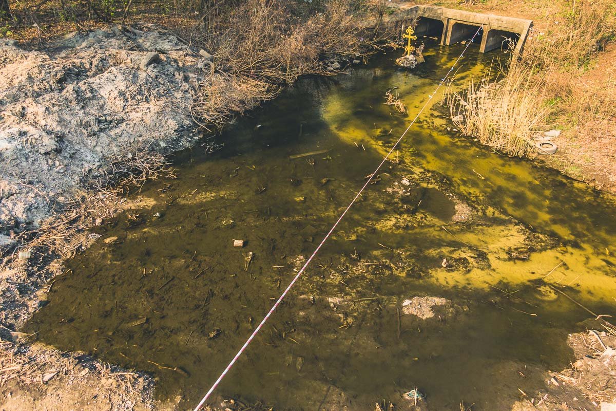 Рядом с исторически важным водоемом, в котором князь Владимир крестил жителей Киева, уже есть вход в будущий парк, территорию которого уже очистили от мусора