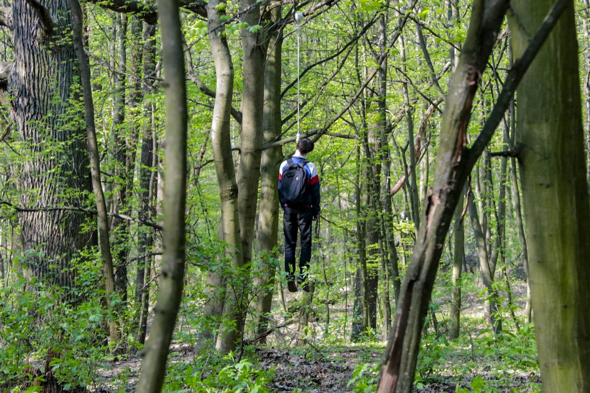 Он висел в петле на высоте около метра от земли