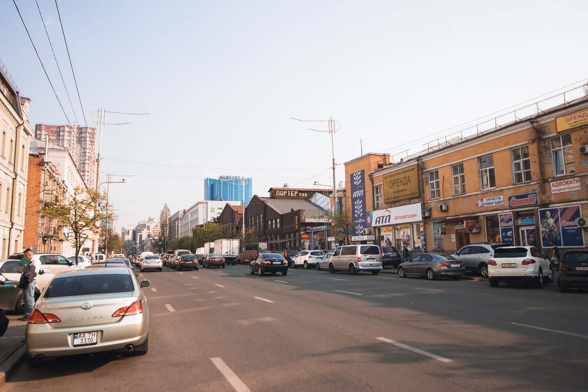 Совсем недавно увидеть солнце и небо здесь было невероятной удачей - буквально все пространство здесь было занято рекламными бордами