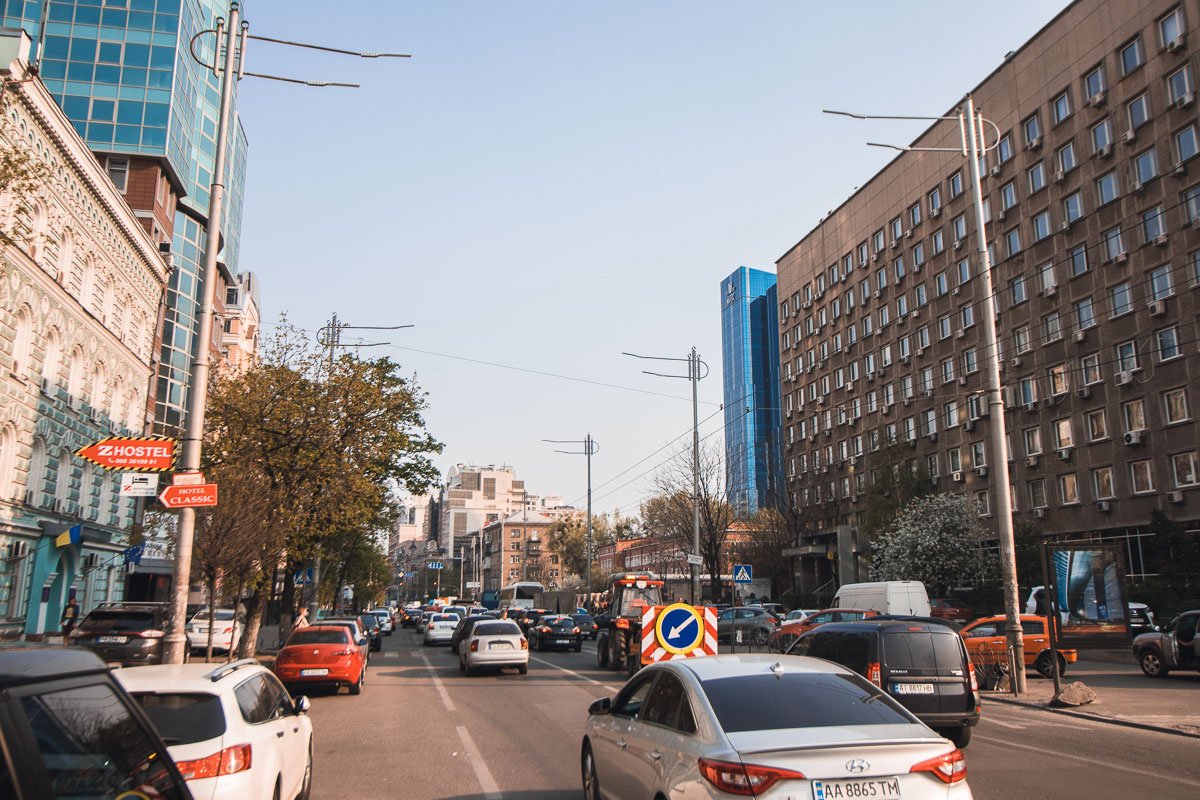 Сейчас же практически единственными рекламными поверхностями по всей улице остались сити-лайты