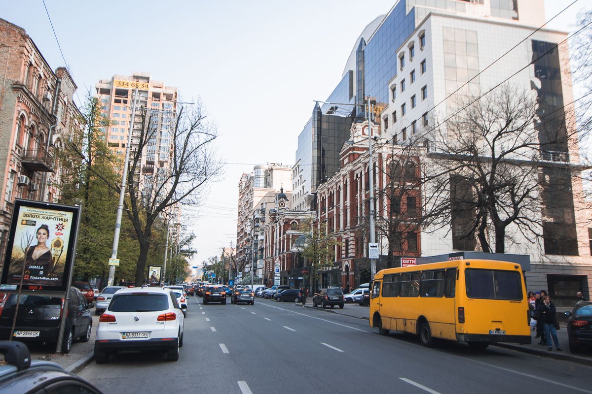 Благодаря такой работе коммунальщиков можно хотя бы попытаться оценить архитектурное разнообразие улицы