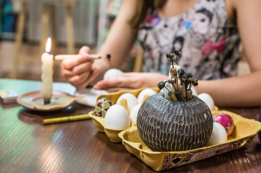 Арт-студия "Ліхтарик" приглашает всех желающих на мастер-класс, благодаря которому у вас будет возможность научиться и расписать свою собственную писанку