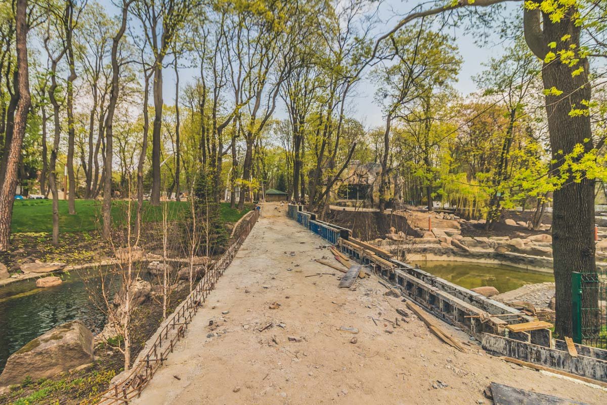 Именно поэтому ландшафт вокруг, например, прудов, выглядит так, словно стройка здесь только началась Именно поэтому ландшафт вокруг, например, прудов, выглядит так, словно стройка здесь только началась