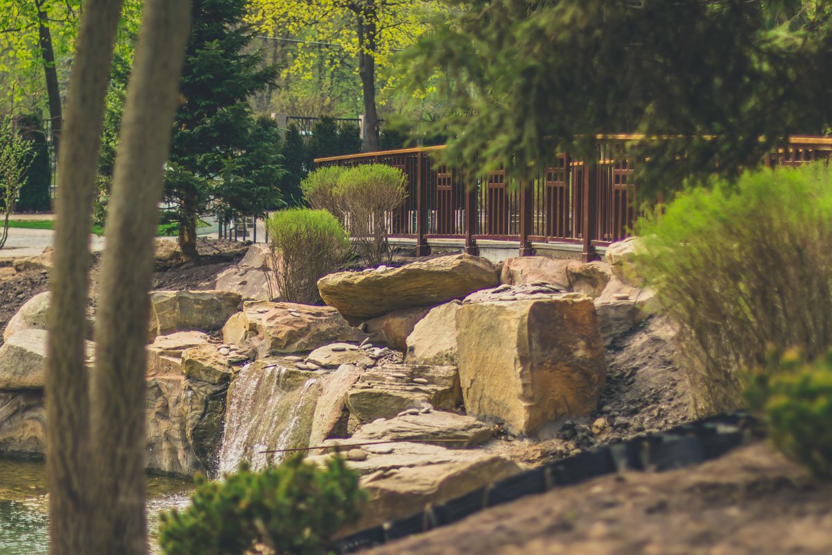 Сдать в эксплуатацию зоопарк должны были еще в 2018 году, поэтому некоторые локации уже выглядят крайне облагороженными Сдать в эксплуатацию зоопарк должны были еще в 2018 году, поэтому некоторые локации уже выглядят крайне облагороженными