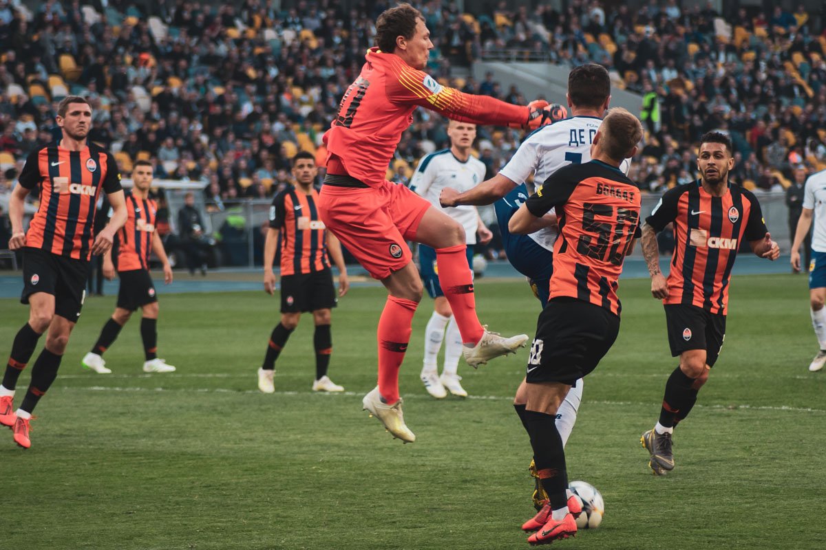 В первом тайме мяч редко доходил до ворот обеих команд