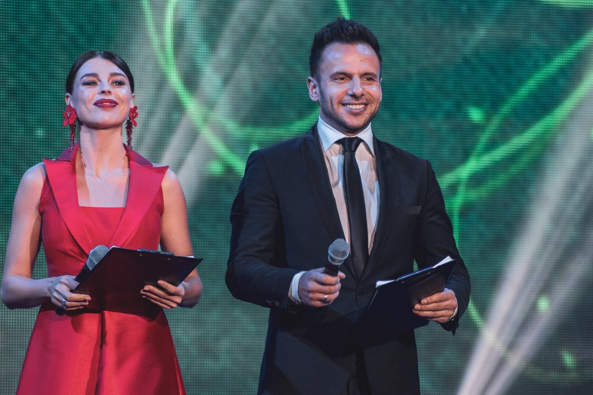 Ведущие Международного конкурса-фестиваля "Щастиві долоні" Юлия Крауз и Владимир Такудис