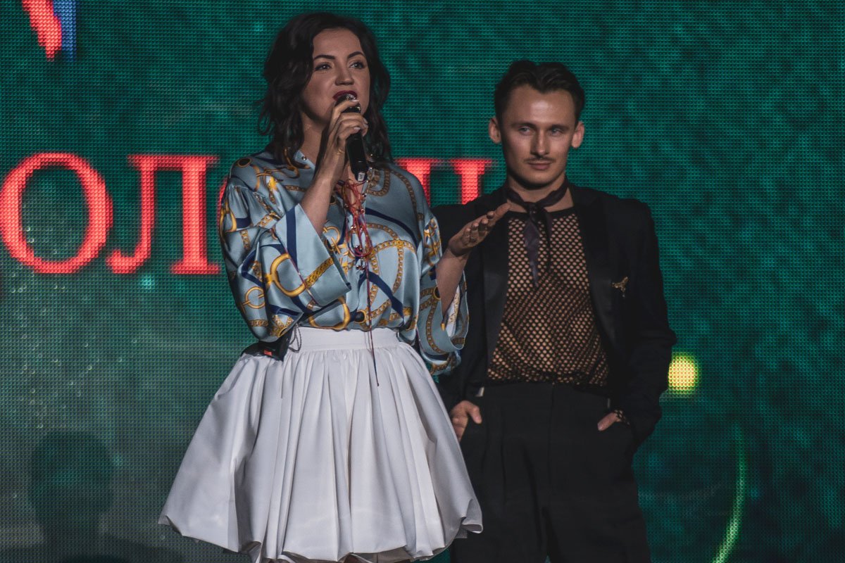 Певица и телеведущая Оля Цибульская вместе с шоу-балетом представила песню «Дівчинка»