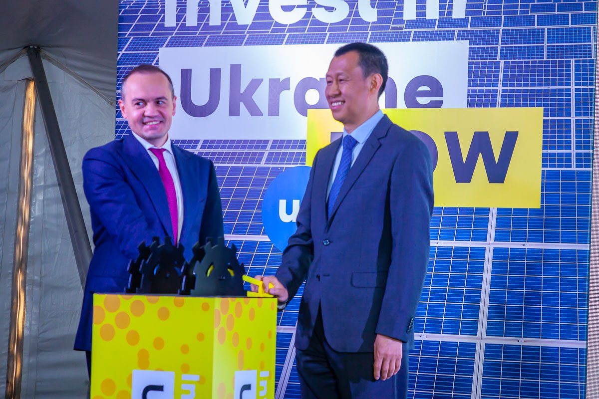 В Днепропетровской области начала работу крупнейшая солнечная электростанция в Украине 11