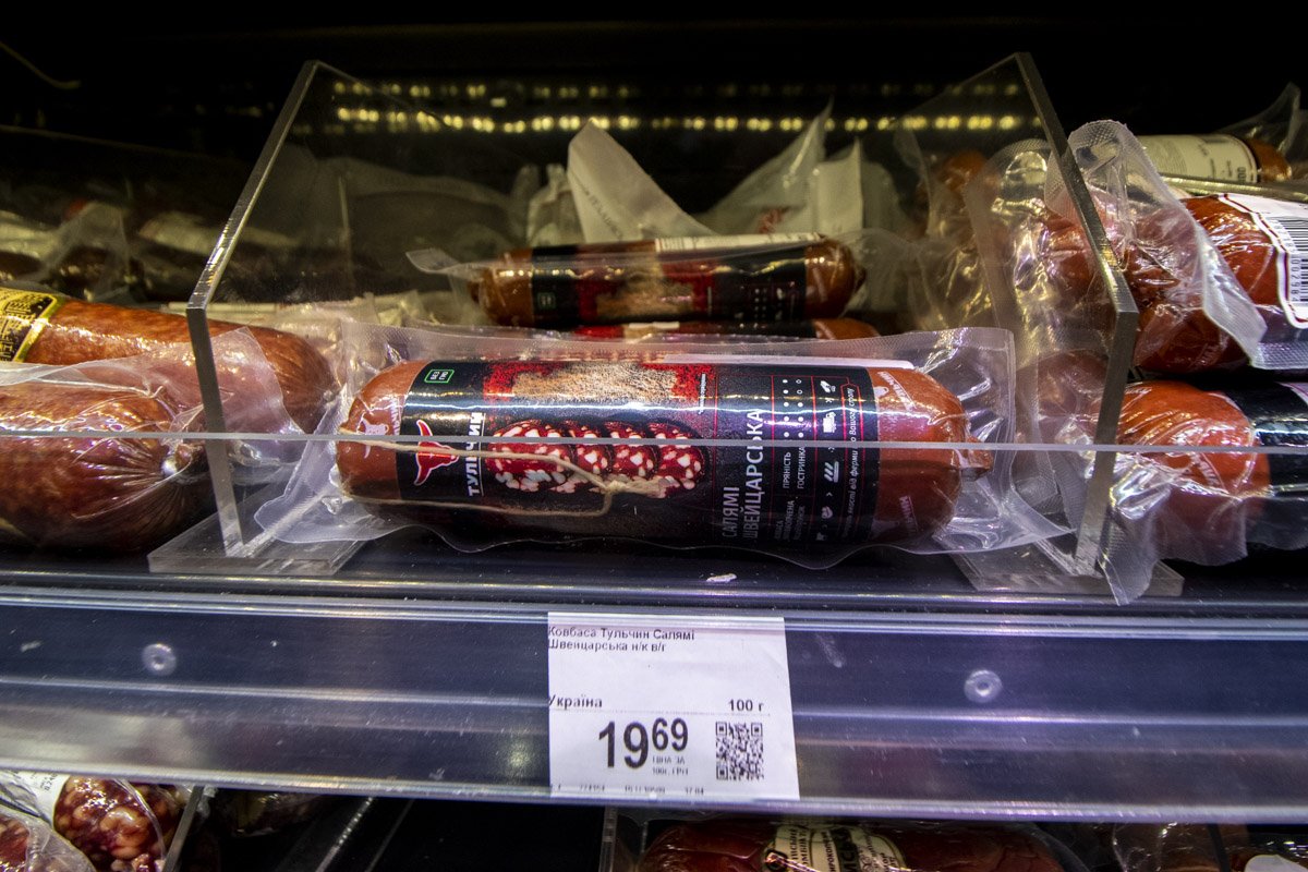 Цена за колбасу "Салями" варьируется от 16 до 40 гривен за 100 грамм, в среднем палка данного продукта весит 300 грамм