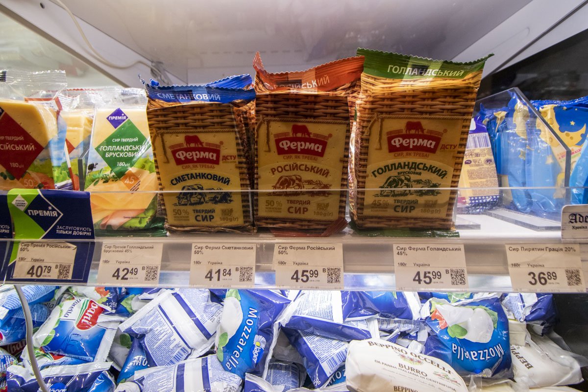 Стоимость за сыр тоже очень разная, но за классические ("Сметанный", "Российский" и "Голландский") можно отдать в среднем от 36 до 46 гривен