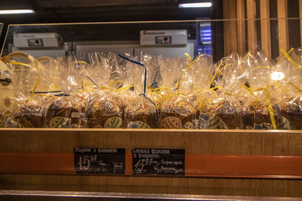 ена за классическую, но большую паску со стандартной помадкой и присыпкой, цена - 34 гривны, за маленькую - 16 гривен