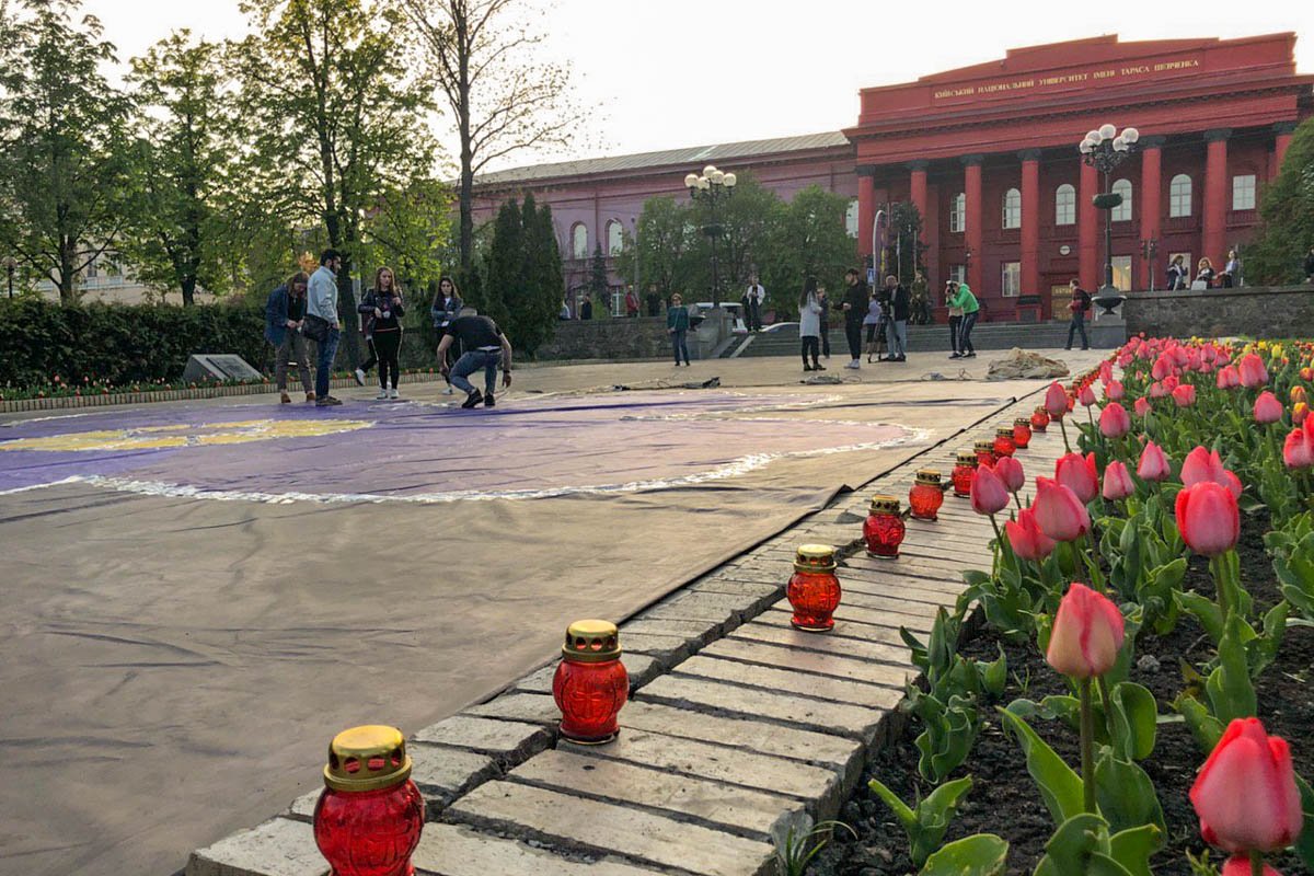 Днем все желающие возложили цветы к Хачкару - традиционная армянская стела из красного туфа, на лицевой стороне которого вырезано изображение армянского креста