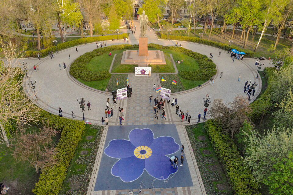 А после захода солнца в парке Шевченко в небо выпустят 1000 воздушных шаров со светодиодами внутри