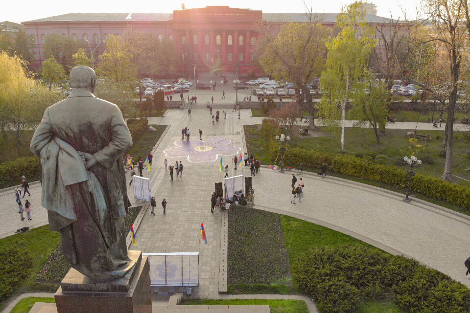 В честь невинных жертв армянского и украинского народов жители Киева устроили шествие до парка Шевченко 