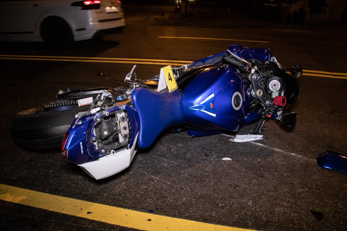 В результате столкновения мотоциклы откинуло в разные стороны дороги В результате столкновения мотоциклы откинуло в разные стороны дороги