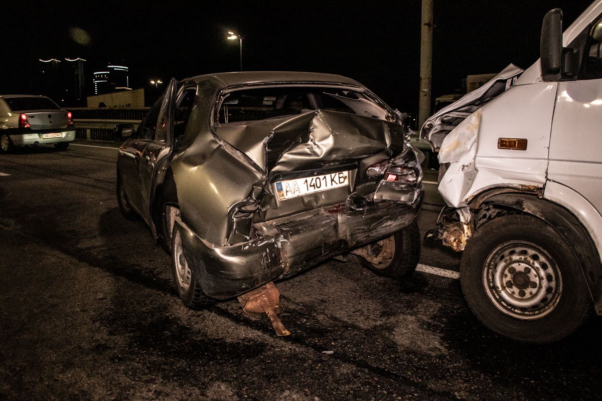 На Южном мосту sprinter на большой скорости влетел в едущий впереди Lanos На Южном мосту sprinter на большой скорости влетел в едущий впереди Lanos