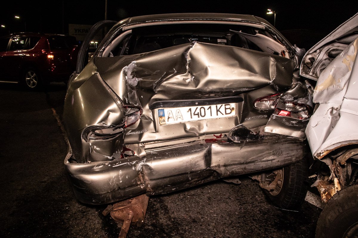 У Lanos сильно смята задняя часть, а также вылетело стекло У Lanos сильно смята задняя часть, а также вылетело стекло