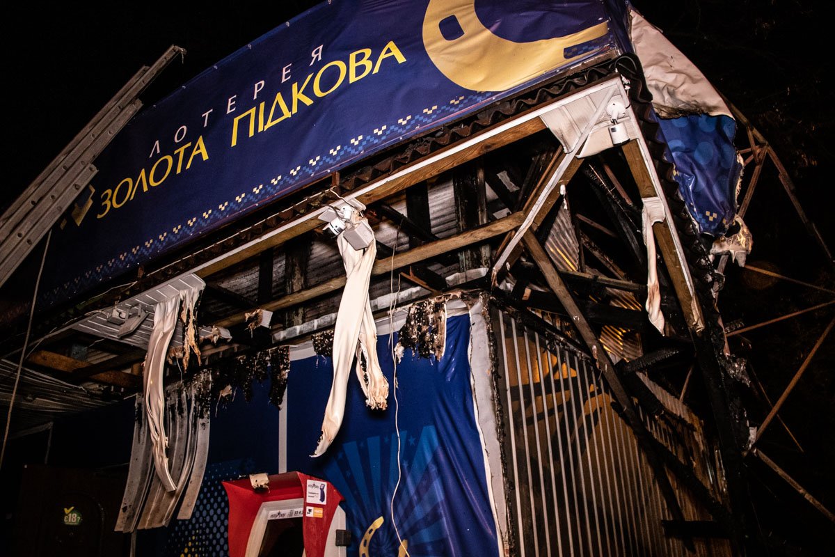 Огонь охватил крышу помещения и серьезно повредил ее