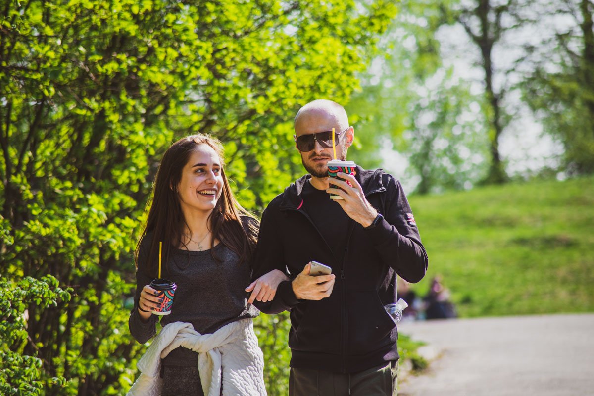 Милый, не нервничай. Телефон в другой руке, ты разговариваешь со стаканчиком