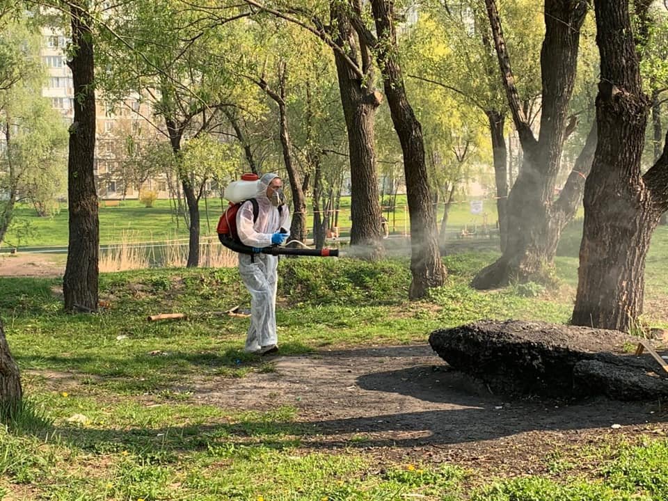 Парки столицы обрабатывают от клещей