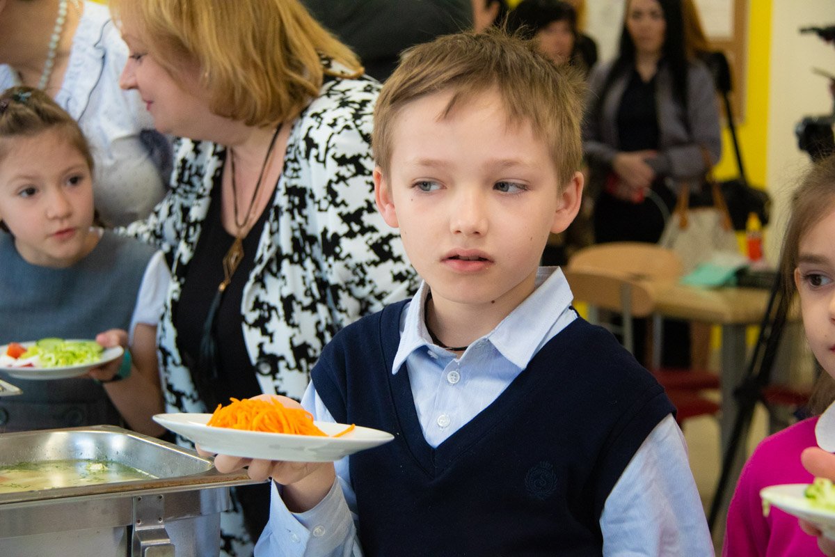Учащиеся могут взять себе столько еды, сколько захотят