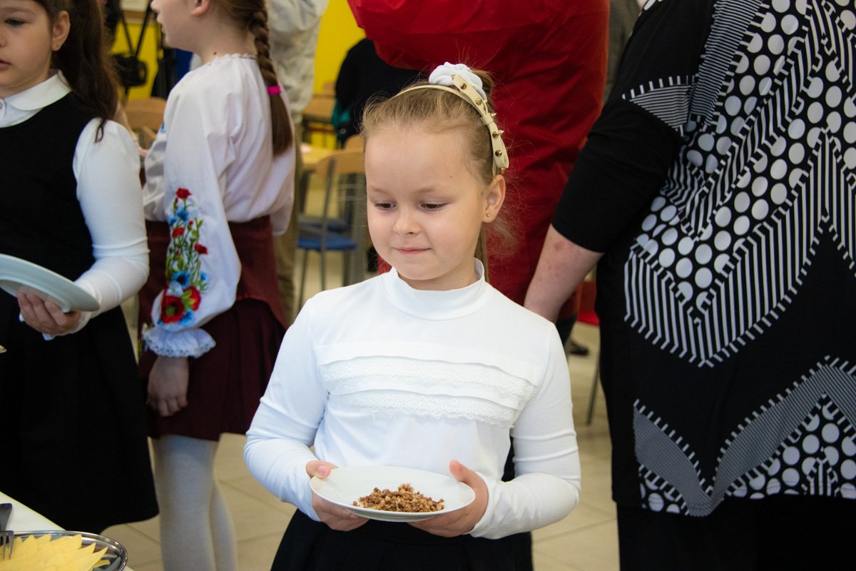 Завтрак по системе "шведский стол" для учеников бесплатный и финансируется за счет государства