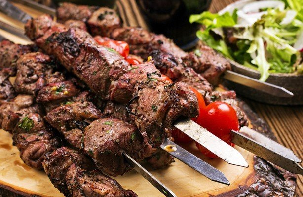 Для шашлыка из говядины не следует покупать замороженное мясо – шашлык получится сухим и твердым