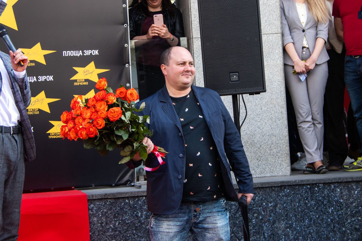 На церемонии открытия певицу поздравил комик Юрий Ткач